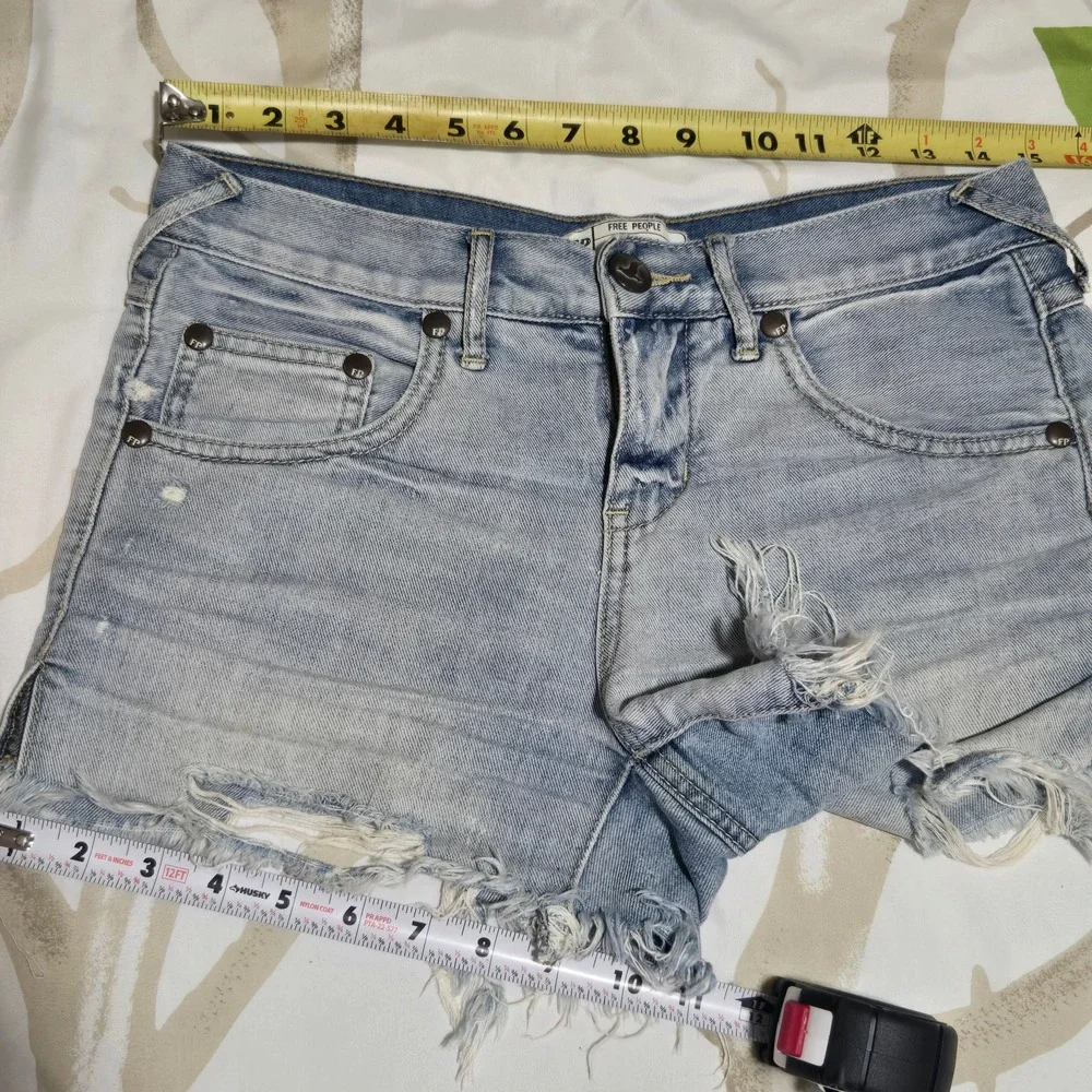 Free People Light Wash Distressed Denim Cutoff Shorts Sz 24 (tape30) Frayed Hem